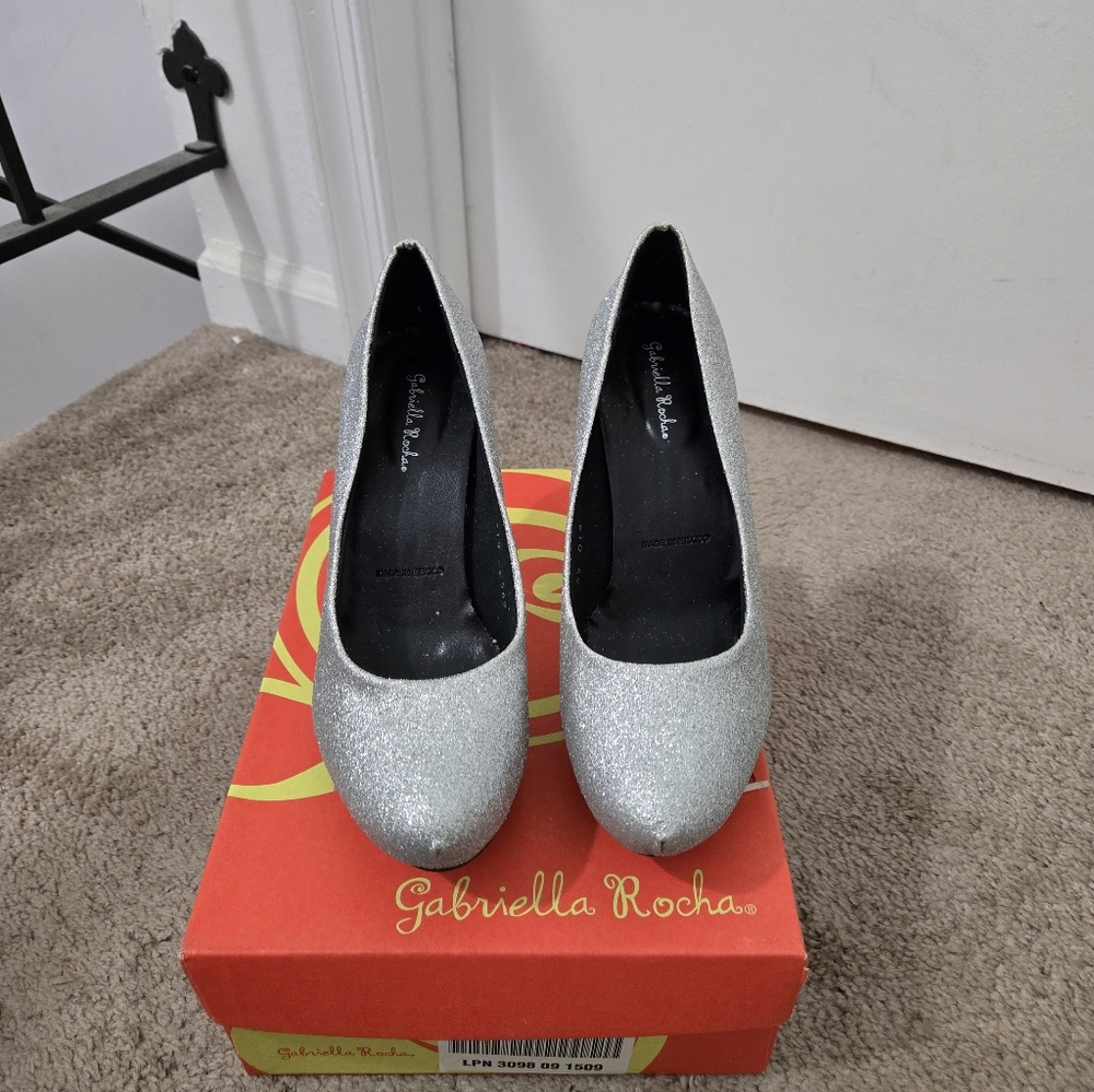 Women Heels - Picture 3 of 13